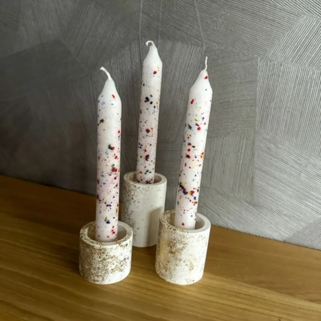 Voorbeeld van drie witte kaarsen met een dip dye stippen in zelf gemaakte kandelaren van Raysin.