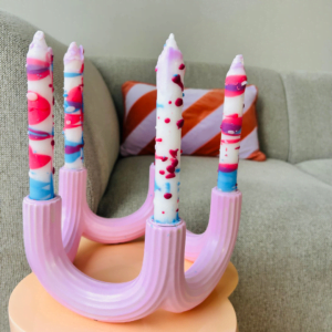 Knutselen voor volwassenen. Dip Die kaarsen in paars, roze en blauw in een vier kandelaar in de woonkamer.