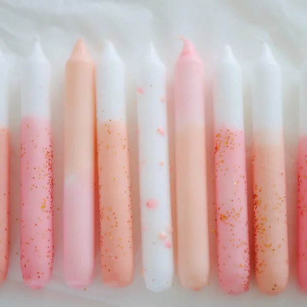 Dip Dye kaarsen in verschillende roze tinten.
