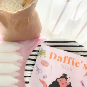 Inhoud DIY box kaarsen dippen; 12 witte diner kaarsen, soya was, kleur chips en de instructie.