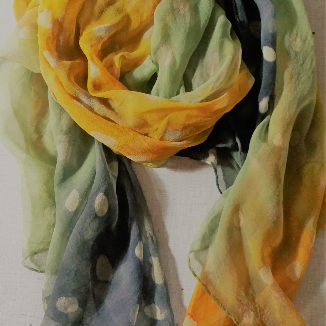 Chiffon sjaal met stippen van was in groen, blauw, warm geel.