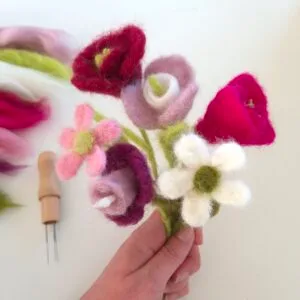 Maak je eigen boeket van vilt bloemen met dit pakketje prikvilten voor Moederdag en Valentijn.