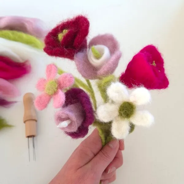 Maak je eigen boeket van vilt bloemen met dit pakketje prikvilten voor Moederdag en Valentijn.