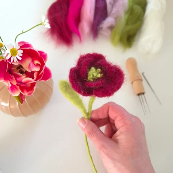 Maak een roos van lontwol / maak je eigen vilt bloemen met dit pakketje prikvilten voor Moederdag en Valentijn.