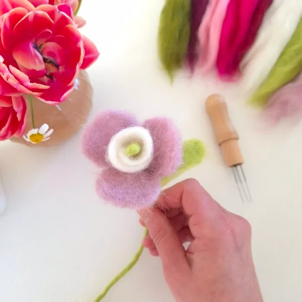 Maak een kelkbloem van lontwol / maak je eigen vilt bloemen met dit pakketje prikvilten voor Moederdag en Valentijn.