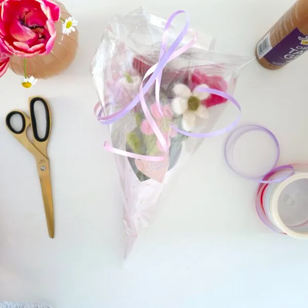 Maak je eigen boeket van vilt bloemen met dit pakketje prikvilten voor Moederdag en Valentijn. Inclusief inpak instructie met een vrolijke digitale download / verpakking.