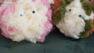 DIY wollie pompoen in verschillende kleuren met wiebel oogjes.