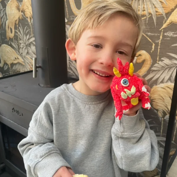 Harvey met een zelf gemaakt monster van foam en Silk klei in het rood.