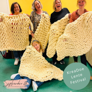 Workshop deken breien op het KreaDoe lentefestival 2024.