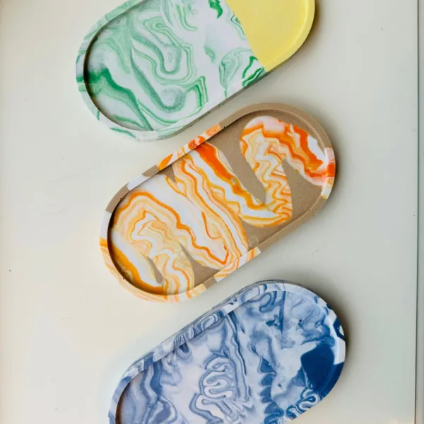 Drie voorbeelden van Jesmonite schaaltjes gemaakt door Miranda van Frobel met de primaire kleuren.