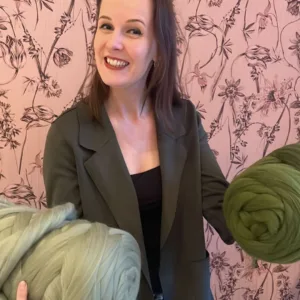 Sarina laat de balen lontwol zien in Wedgewood Green en Moss.