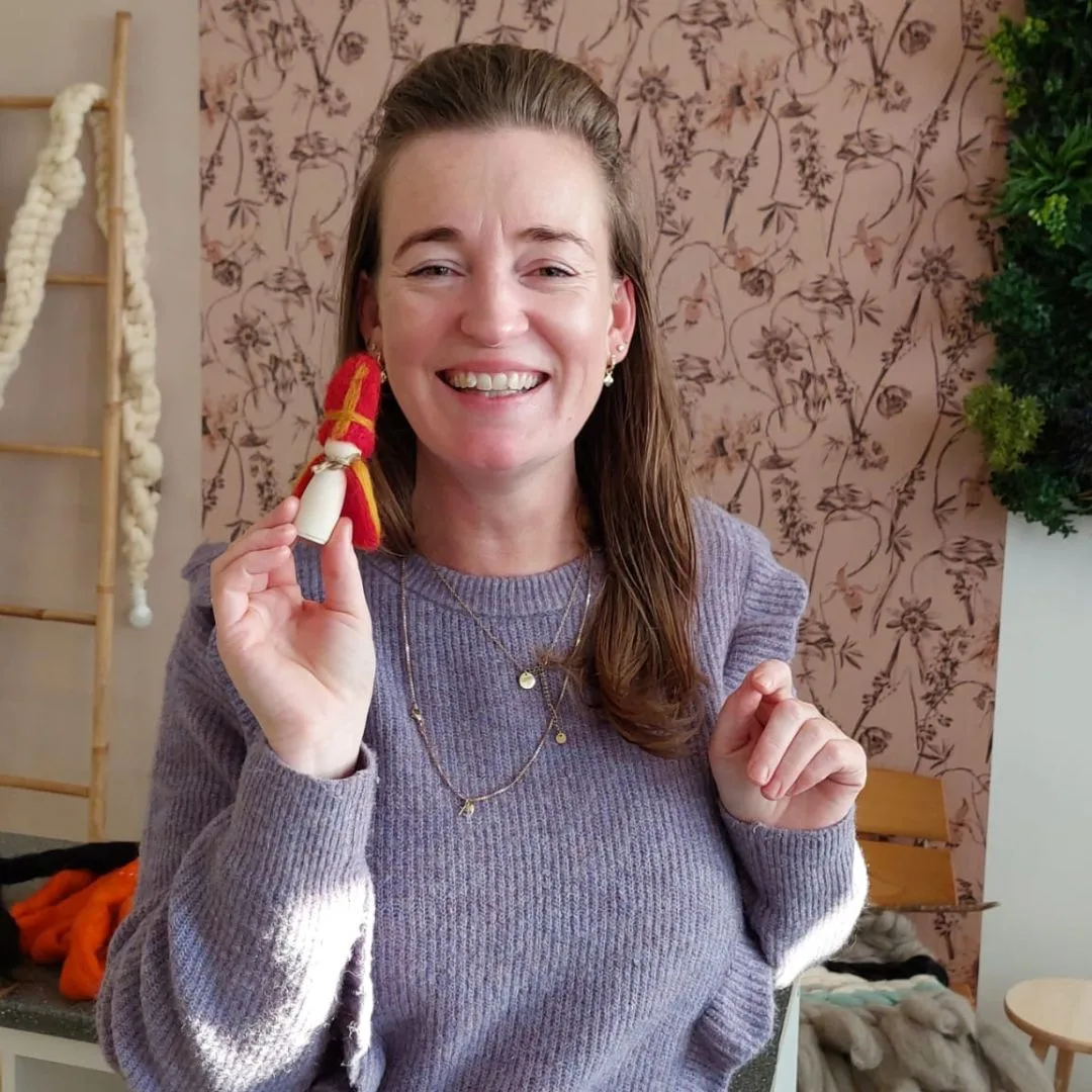 Sarah laat een van haar DIY projecten zien, een gevilte Sinterklaas.