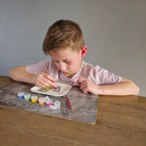 Stippen op servies, bordjes gedecoreerd met het populaire dot painten.