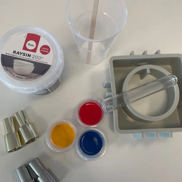Vaasje gieten met kleurstof DIY pakket met Raysin, primaire kleuren, een siliconen mal en kaarsenhouders.