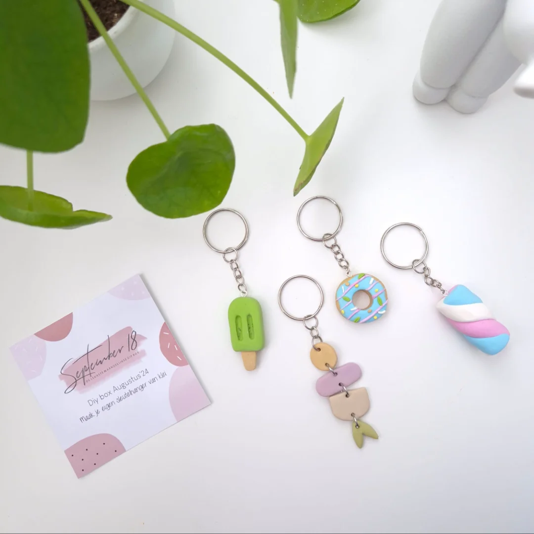 Maak je eigen sleutelhangers van klei met deze complete DIY box.