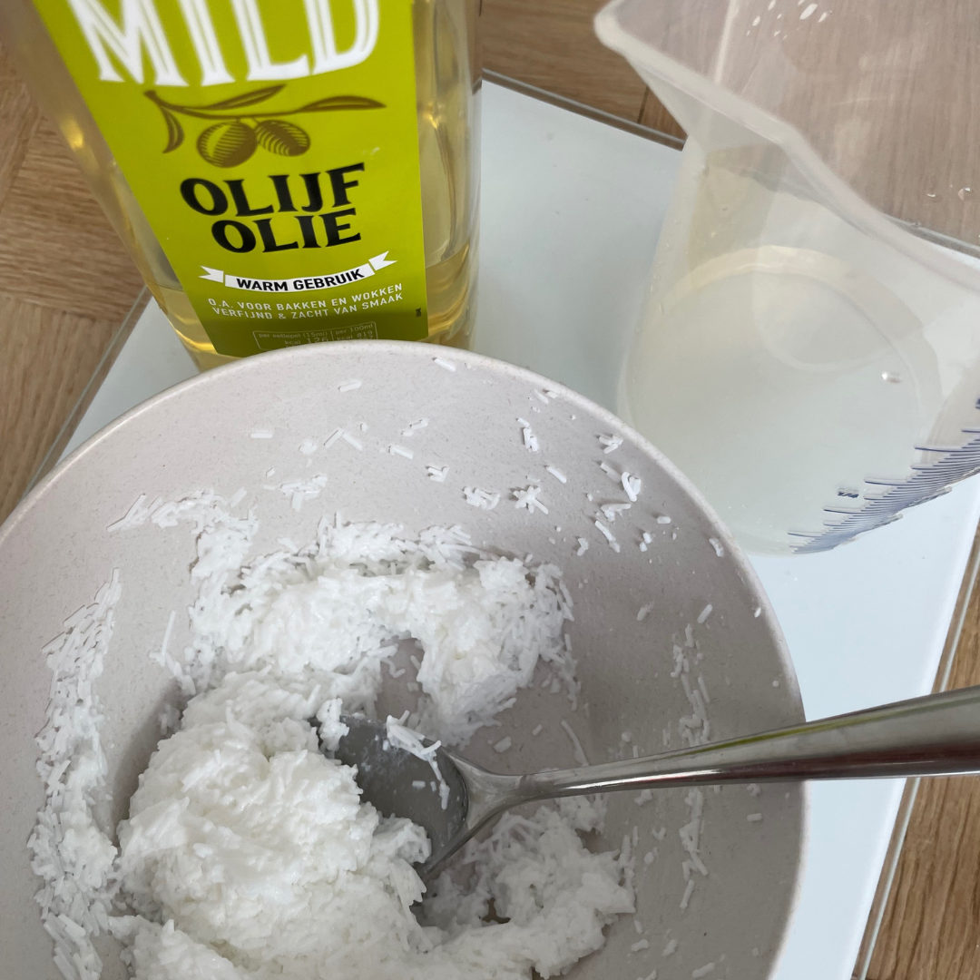 Afwegen en mixen van de kneedzeep met water en olijfolie.