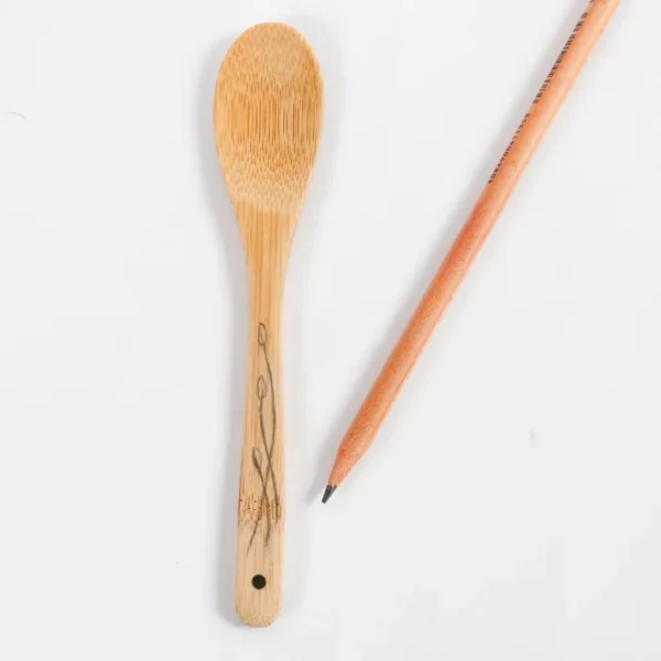 Teken het gewenste patroon met een potlood op de lepel van bamboe.