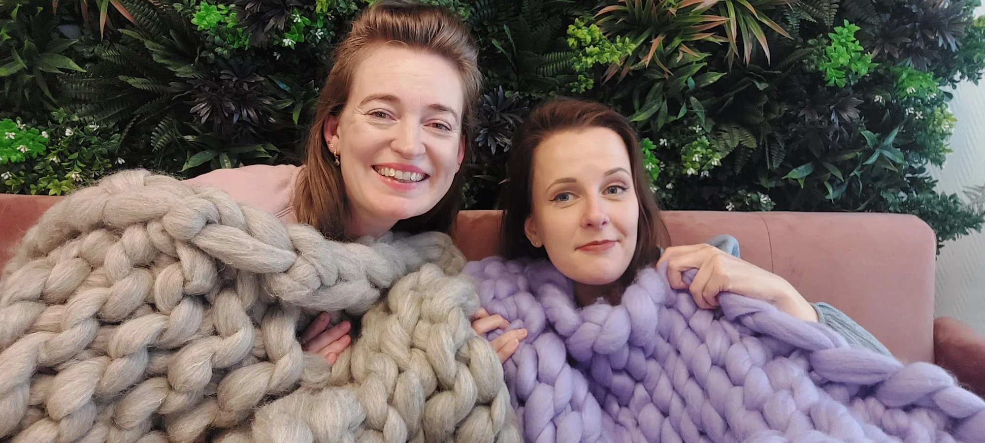 Sarina en Sarah kruipen lekker onder de wol bij September18.