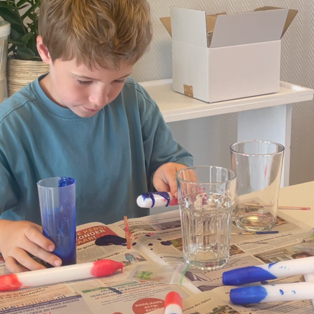 Kaarsen dippen in rood wit blauw voor het EK voetbal.