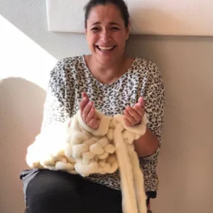 Juf ratna geeft de workshop deken breien.