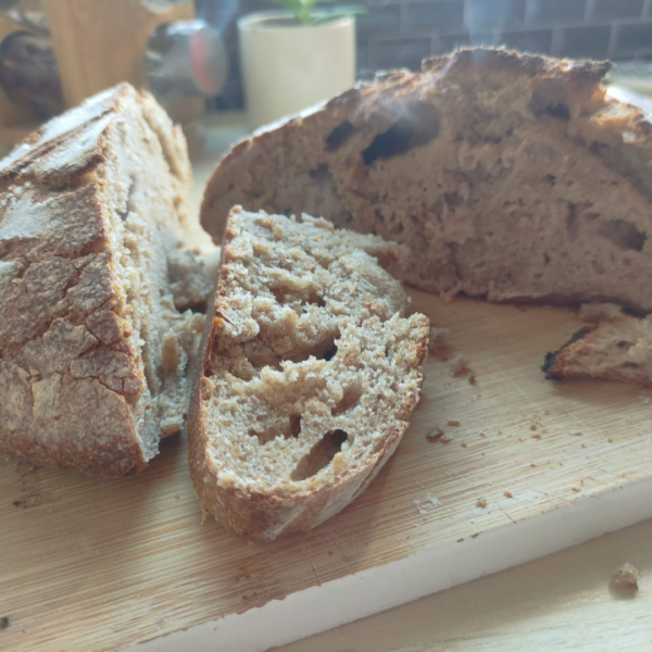 Gesneden zuurdesem brood op een broodplank.