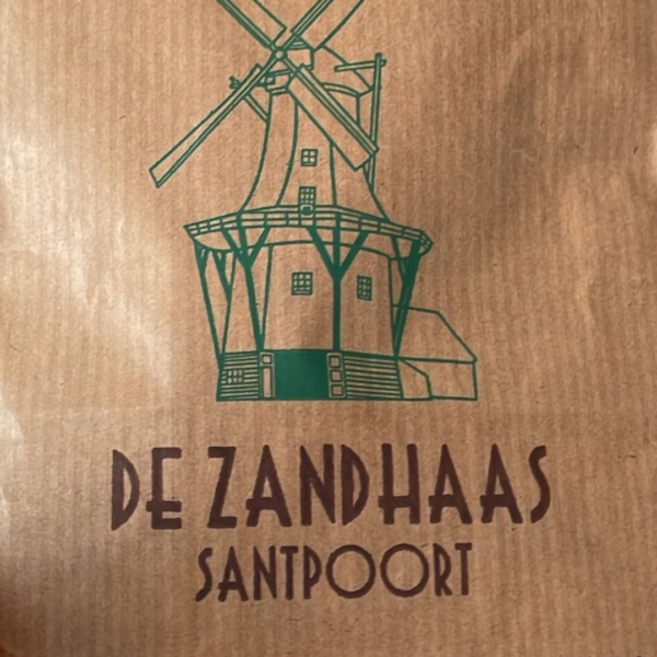 Cadeau bij jouw member box in September 2024, een kilo meel van molen De Zandhaas om zelf zuurdesem brood te bakken.