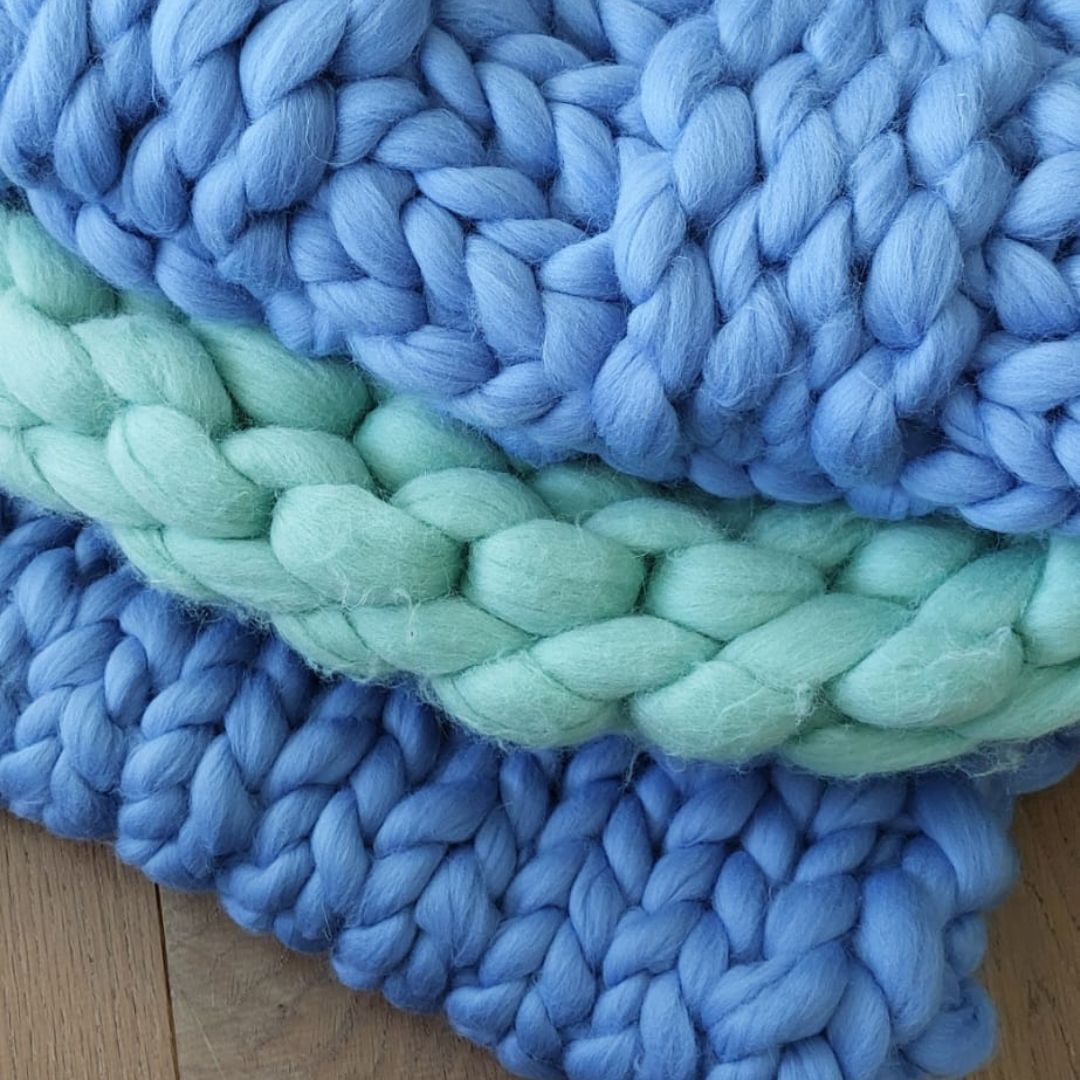 Boxkleed in baby blauw, babykrib in mint, babydeken in babyblauw, gebreid met lontwol.