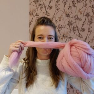 Bol lichtroze lontwol met Sarah van September18.