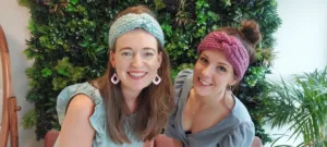 Sarah en Sarina laten de haarbanden zien die Sarina zelf heeft gehaakt.