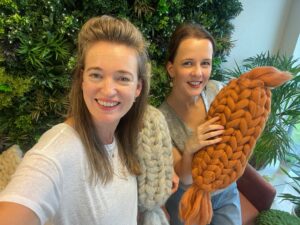 Snoepjeskussen van lontwol in fox en grey melange.