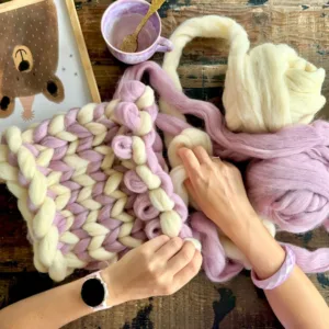 Voorbeeld hoe je een gestreept patroon krijgt met twee kleuren lontwol door te breien.