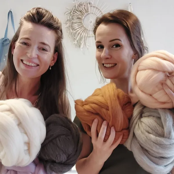 Sarah en Sarina laten de verschillende kleuren lontwol zien waarmee je DIY projecten maakt.