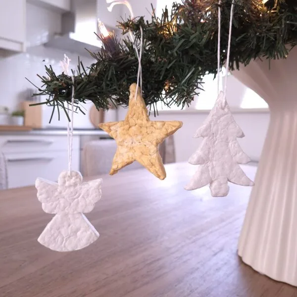 Maak je eigen kerst decoraties met papier scheppen.