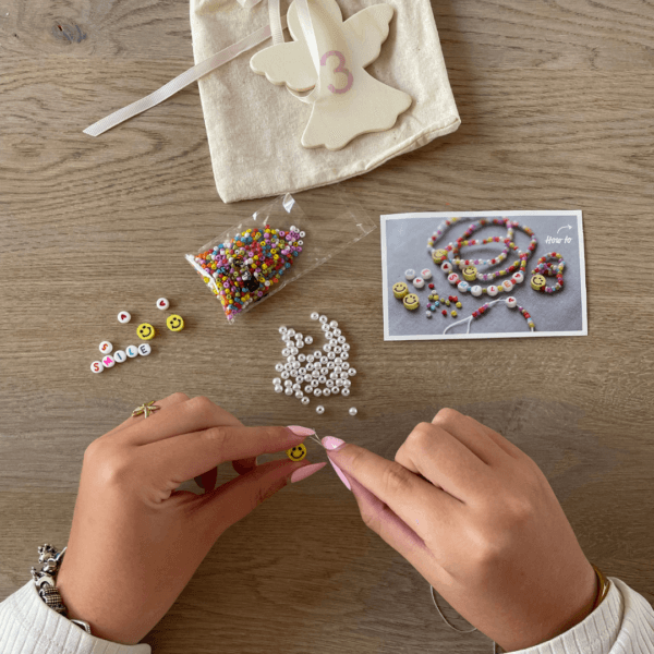 Creatief bezig zijn met deze DIY armbandjes maken.