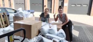 Saar & Saar van September18 pakken de maandboxen in voor de members.