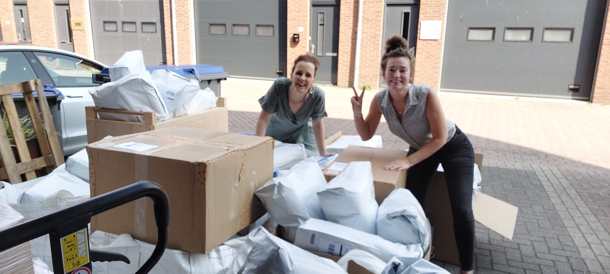 Saar & Saar van September18 pakken de maandboxen in voor de members.