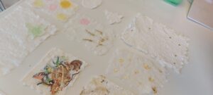 Voorbeelden van verschillende handgeschepte papiertjes.