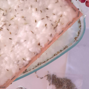 Vul het papier zeefraam boven een bak water.