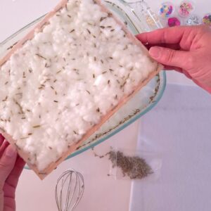 Zorg dat je het pulp voorzichtig schudt in het raam, zodat je een egale massa krijgt en papier.