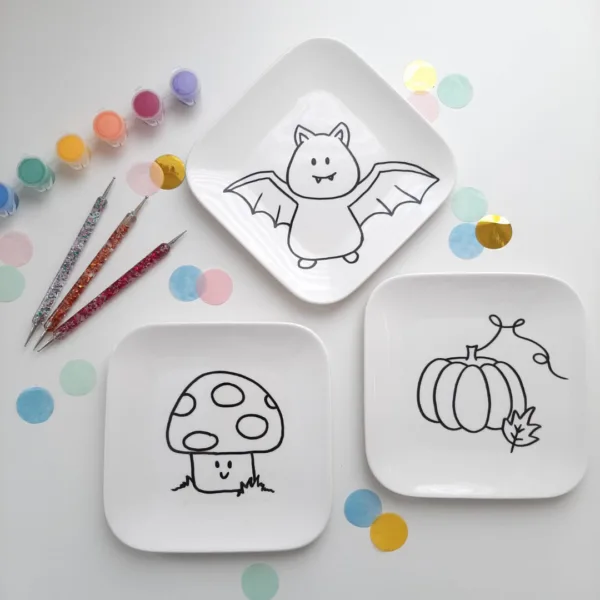 Versier je eigen halloween / herfst bordjes met een print van een pompoen, vleermuis en paddenstoel.