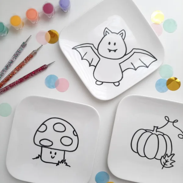 Creatief met kids knutselen;Versier je eigen halloween / herfst bordjes met een print van een pompoen, vleermuis en paddenstoel.