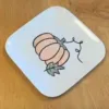 Voorbeeld stippen op servies, pompoen met oranje stipjes en groen.