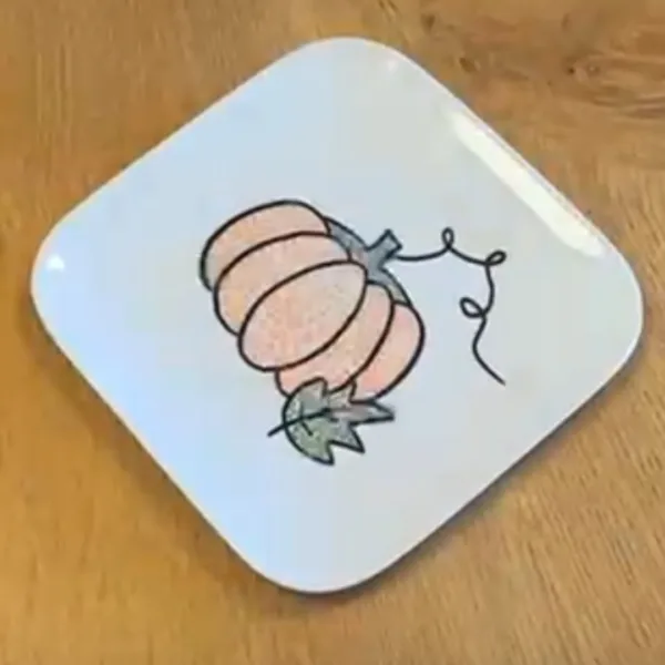 Voorbeeld stippen op servies, pompoen met oranje stipjes en groen.