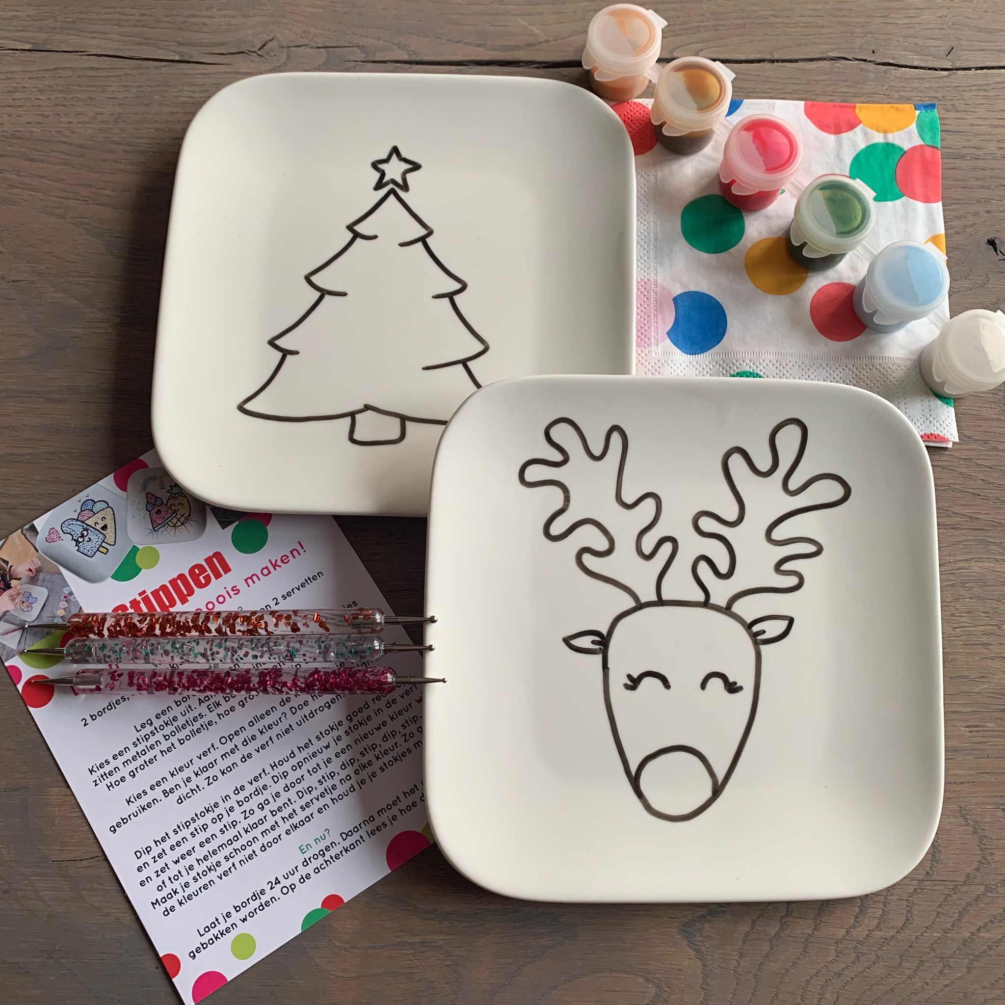 Stippen op servies met het bordje rendier en kerstboom.