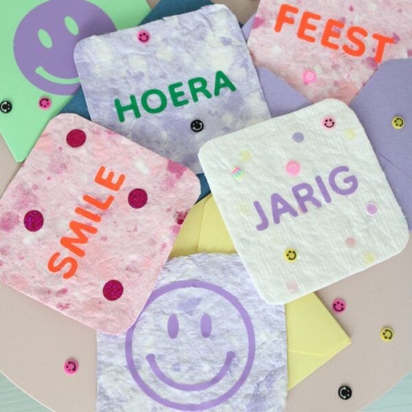 Handgeschept papier gecombineerd met vrolijke kleuren vinyl, met smileys en HOERA!