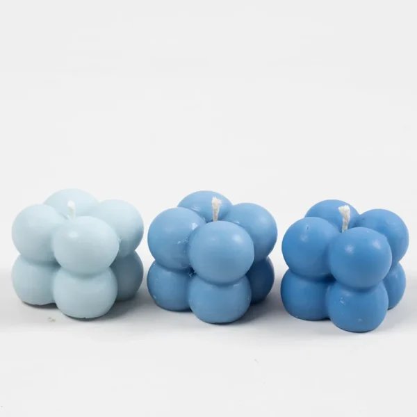 Zelf gemaakte bubbelkaarsen in verschillende tinten blauw.