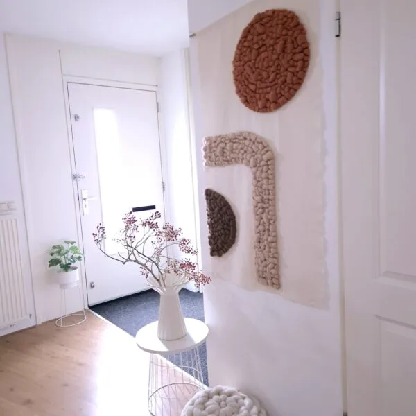 Wandkleed met lontwol in Japandi stijl.