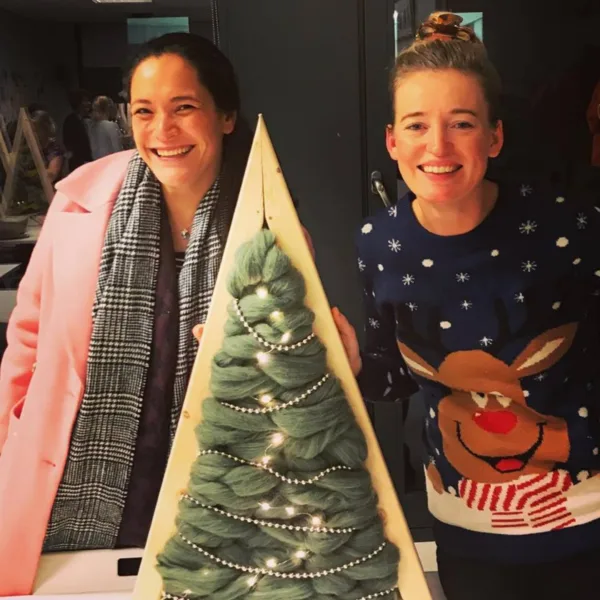 Houten kerstboom met fir mix groene lontwol in een houten frame.