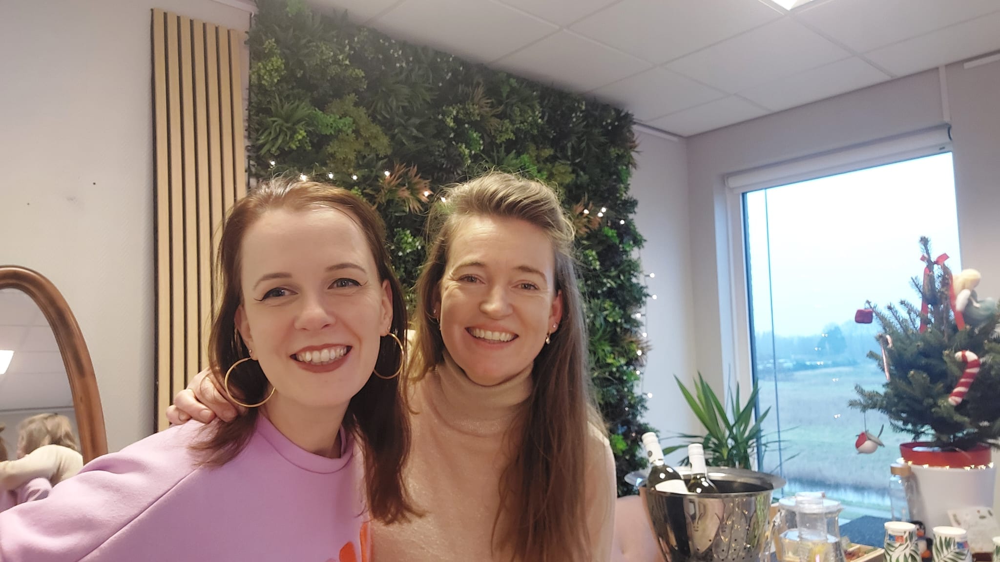 Sarah & Sarina op kantoor van September18.