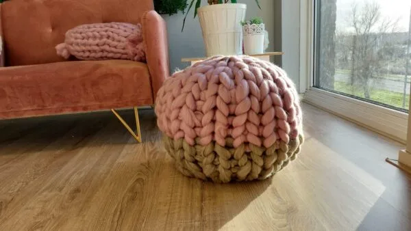 Poef van lontwol gebreid met Blush en Grey Melange.